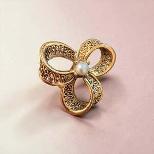 Vintage Winard 12K Gold-Filled Filigree Ribbon Brooch with Faux Pearl